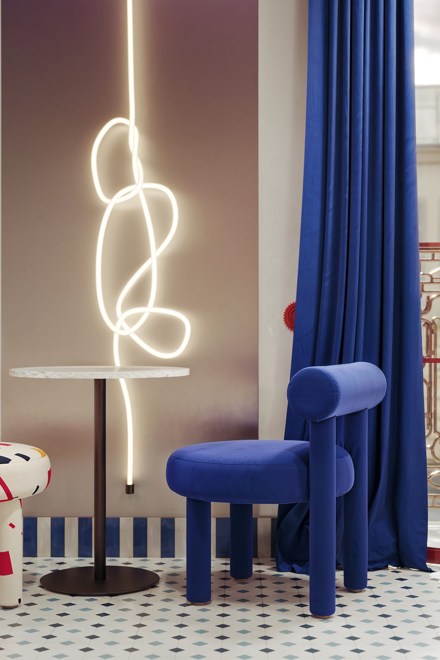 Синий стул и неоновый светильник у плотной шторы — Coliving Benimamet